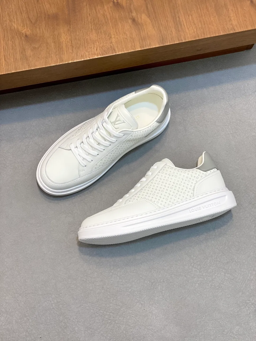 Factory price: 400💰LV🆕 New men's high-end casual sports shoes, using imported first-layer cowhide silk-screened brand lougou, original ultra-light men's shoes 💰u outsole, wear-resistant and comfortable, Monogram lougou embellished rubber outsole, breathable mesh lining, versatile classic style! Size: 38-44 (.45, 46 customized)